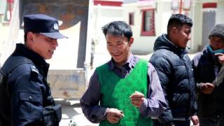 西藏阿里边境管理支队日松边境派出所民辅警走访群众