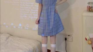 矮个子女生穿小巧可爱的连衣裙，穿起来非常显瘦