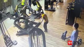 南京一男子健身房锻炼时突然倒地，幸好…
