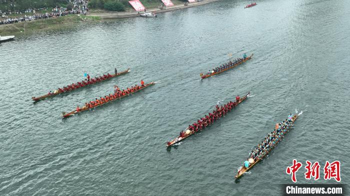 广西“龙超”盛况：碧水青山间“百龙”竞渡