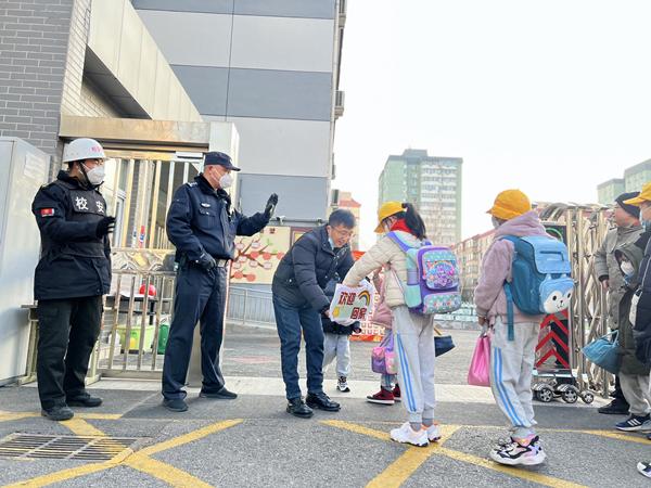 朝阳区麦子店街道：肩并肩托举平安校园 手拉手筑牢安全防线