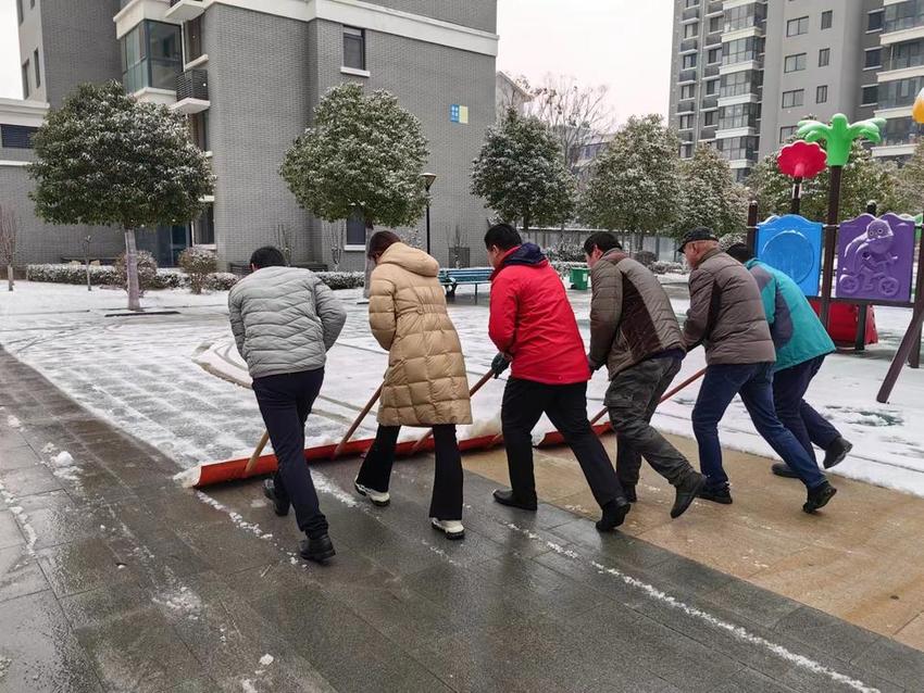 应对大雪，济宁市各小区物业做好保障工作