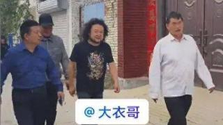 大衣哥家来贵客了，著名作曲家亲自指导唱歌，房间乱糟糟无从下脚