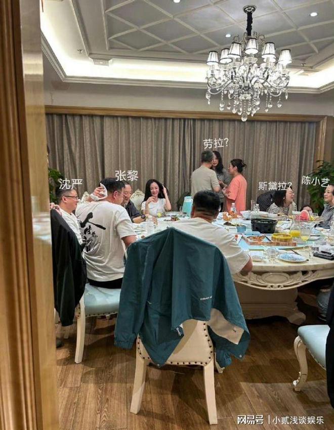 杨幂现身私密聚会，与神秘男士暗饮佳酿惊爆素颜照