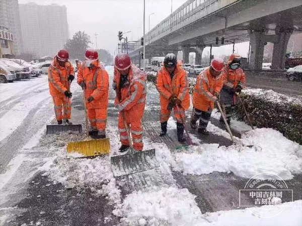 雪中清雪，边下边清！长春环卫系统全力保障市民出行