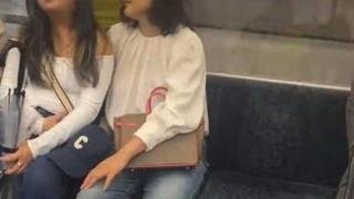 网友地铁偶遇牛莉母女，买奢侈品包，网友：花的钱和颜值对不上！