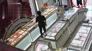 杭州金店来了“豪客”一天刷卡94万元买黄金2公斤，警方发现刷的竟是涉案银行卡