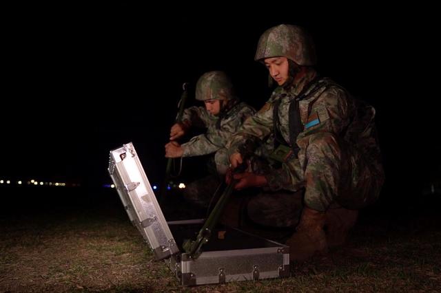 空军某后勤训练基地：对接战场夜训强能