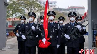 中缅边境云南多地移民管理警察升国旗迎新年