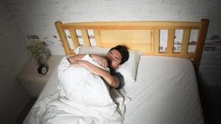 夫妻长期分床睡，究竟谁更能“忍住”？