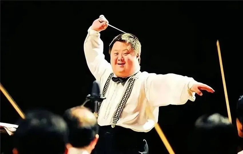 47岁“天才指挥家”只有3岁智商，骗了观众27年，如今靠低保度日