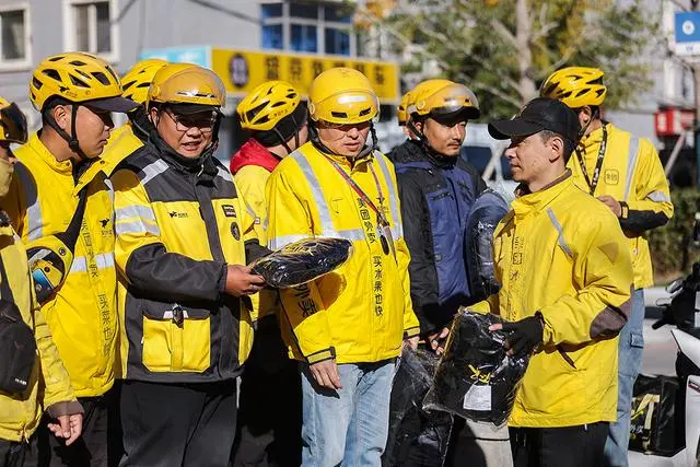 恶劣天气剔除超时差评，外卖电商平台为骑手提供多重防寒保障