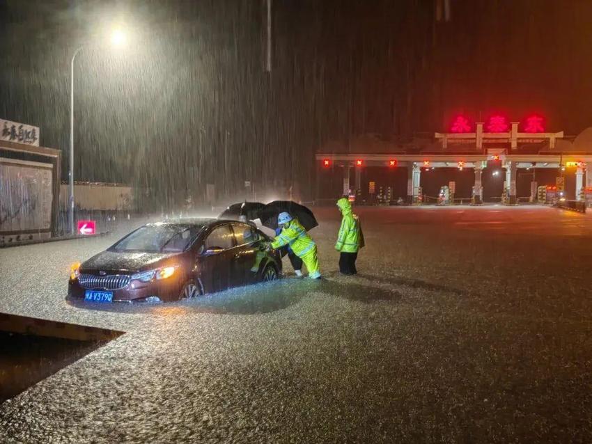 全力抢险救援！他们在风雨中逆行！