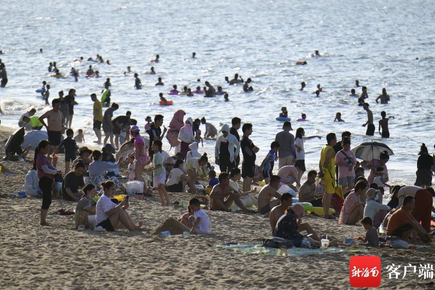 海口周末游客纷纷到海边纳凉避暑