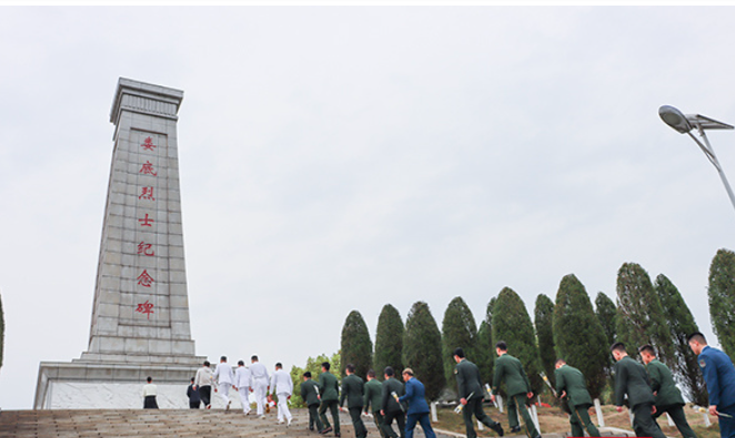 娄星区组织退伍兵开展清明祭扫活动