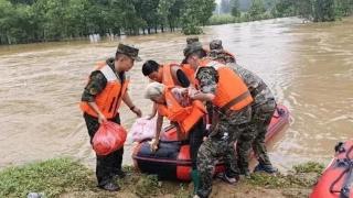 武警河北总队官兵在河北涿州继续展开抢险救援