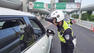 长假后首个工作日返沪上班车流叠加 上海警方提前上岗排堵保畅
