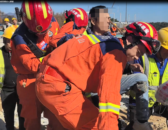 工人被钢筋刺入面部 黄山消防切割钢筋协助送医