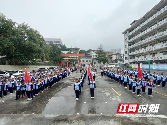 吉首市第三小学开展少先队员入队仪式