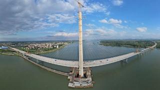 我国最大跨径无辅助墩组合梁独塔斜拉桥合龙：全长4454米、主塔高201米