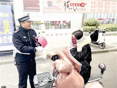 这样骑电动自行车“驶”不得