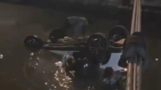 车辆突然坠河，司乘四人随车沉水——危急时刻他们组团出手了！