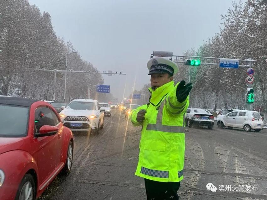 最美雪“警”|滨州交警以“雪”为令，线上＋线下守护加倍