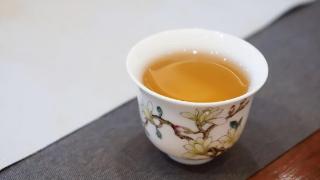 喝绿茶好还是红茶好，哪种茶对血管好，夏季喝什么茶?医生告诉你