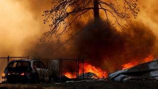 美国加州遭遇今年最大山火！数千人疏散，起因可能是纵火