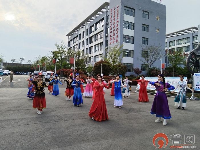 援新疆生产建设兵团第十二师领导到枣庄理工学校考察交流