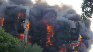 苏丹冲突双方展开新一轮交战，喀土穆地标建筑被烧毁