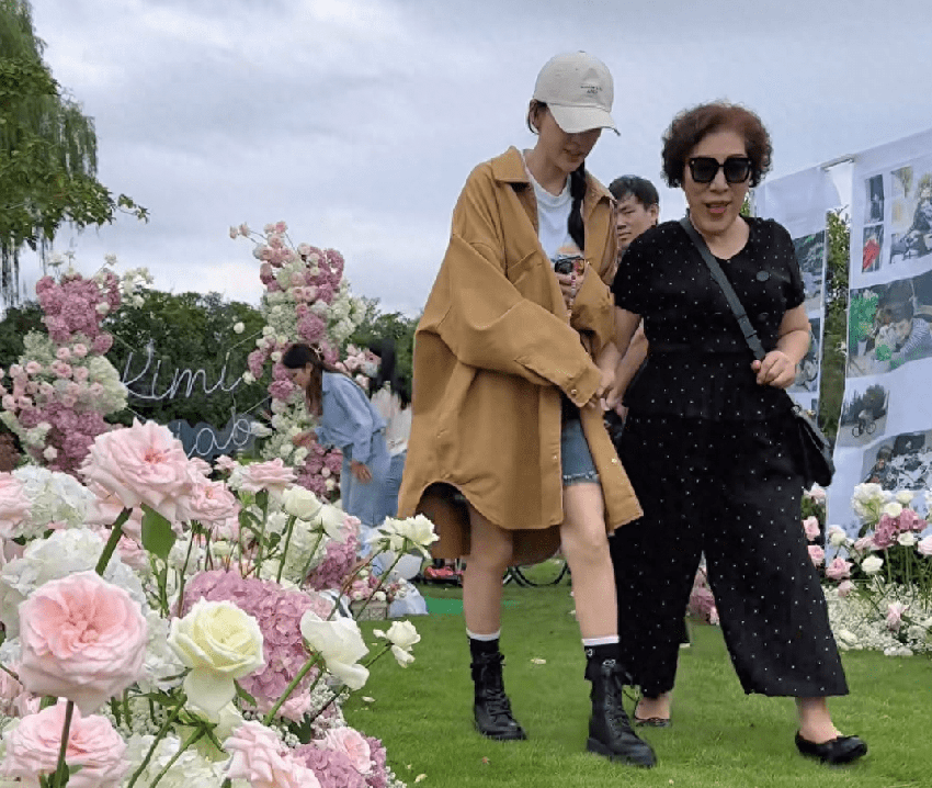 乔任梁去世7年，陈乔恩现身墓地祭拜，跟乔妈牵手热聊宛如母女