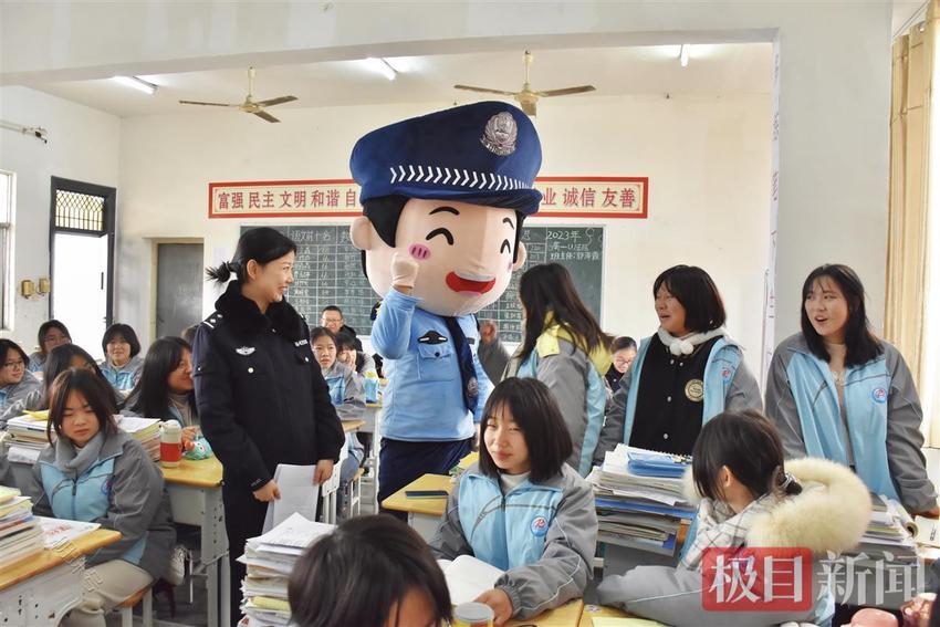 禁毒民警开班会，“毒”特方式护青春