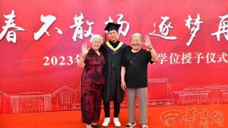 75岁的姥姥姥爷从天津坐飞机赶到西安 见证外孙毕业典礼