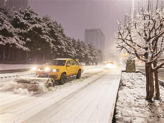 环卫部门 彻夜清雪