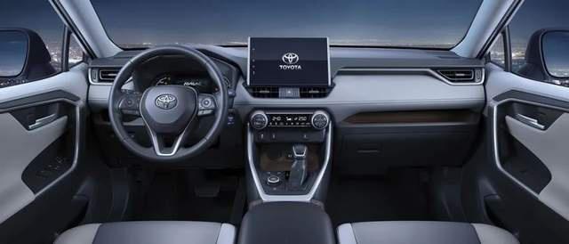 丰田rav4荣放指导价17.58万元，选用了獠牙式造型设计