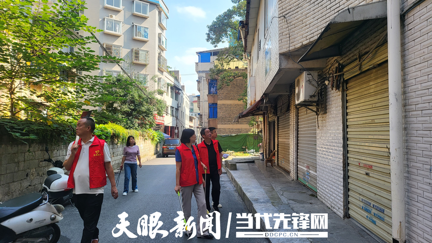 铜仁市委老干部局到社区开展文明城市创建志愿服务活动