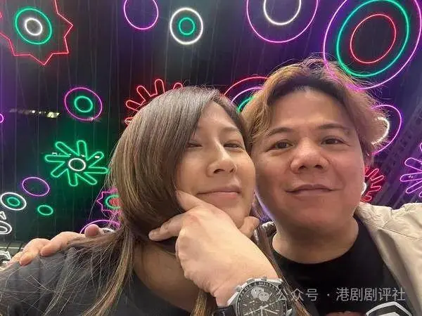 50岁知名男歌手与未婚妻明日结婚，婚照曝光女方肚凸凸疑有喜