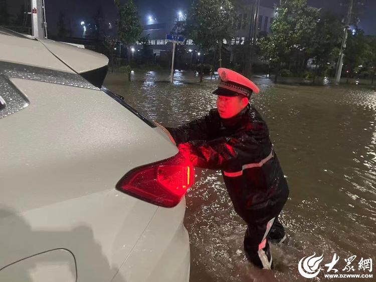 潍坊大雨中的坚守，是温暖更是心安