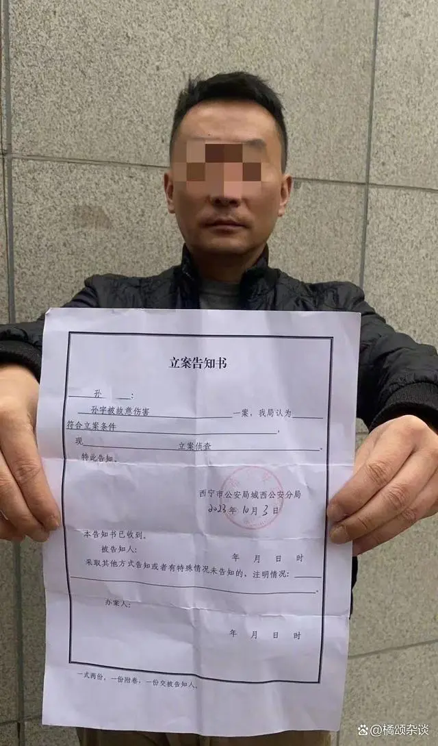 西宁一男子在派出所被拖进女厕群殴，警方想谈私了，9个月后立案