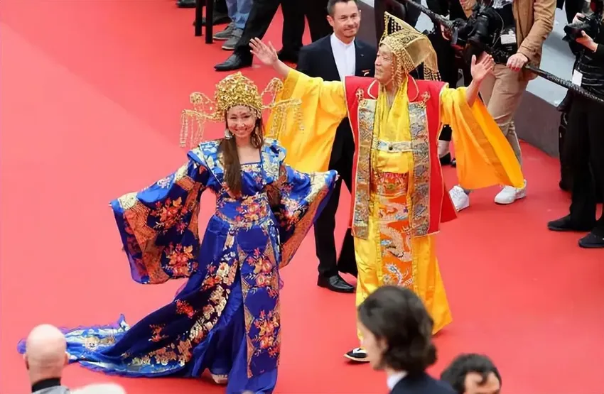 博眼球！网红扮成玉皇大帝和王母娘娘走戛纳红毯