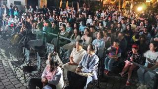 爵士音乐节点亮青岛市南欧式庭院 浪漫氛围浓厚