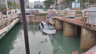 海口两名环卫工人翻越护栏砸破车窗救出司机