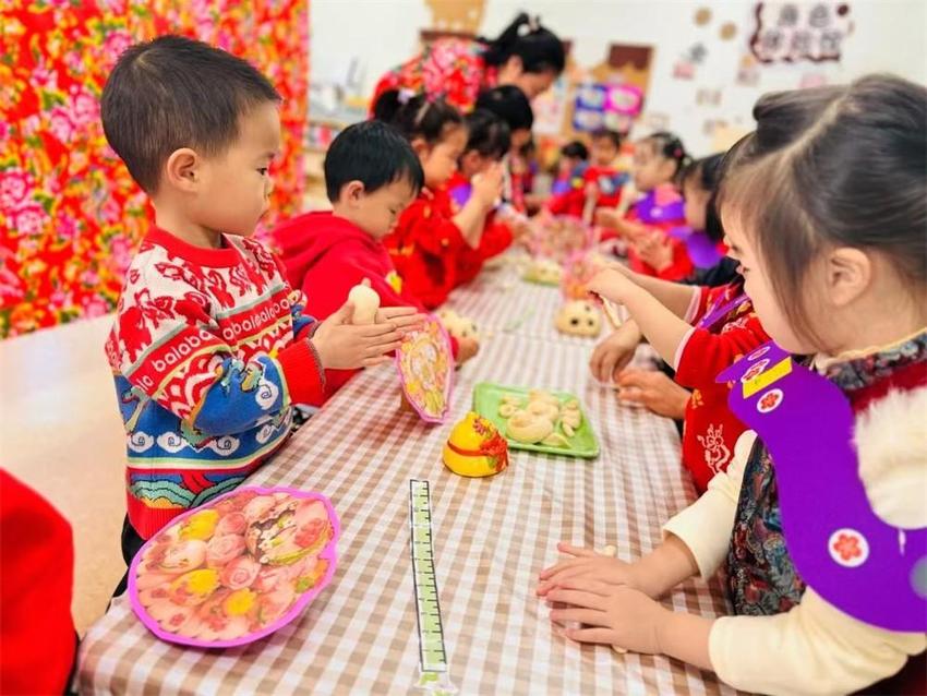 青岛市崂山区智慧熊含章花园幼儿园开展“好长好长的蛇”元旦主题活动