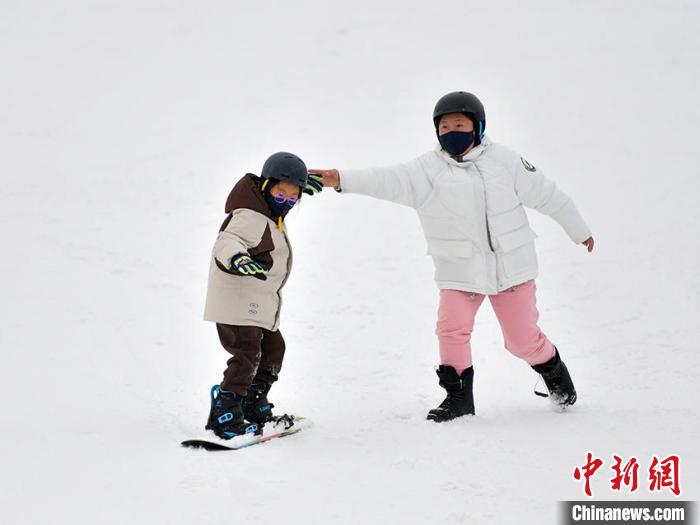 吉林辽源：萌娃体验滑雪 乐享冰雪运动