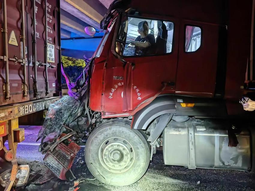 深夜两车相撞 北仑新碶消防救援站紧急营救