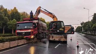 大货车骑上国道中间隔离花坛 芜湖当地紧急抢险