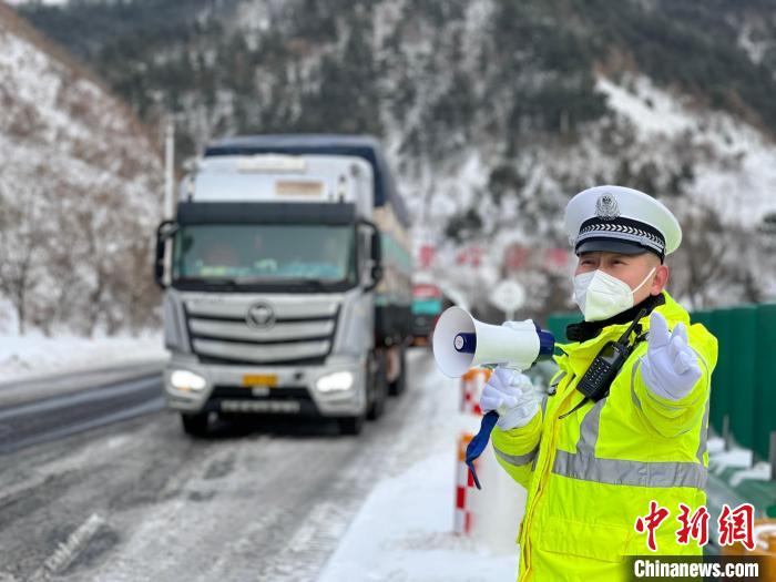 降雪致沪陕高速秦岭山区段发生拥堵 已开始间断放行