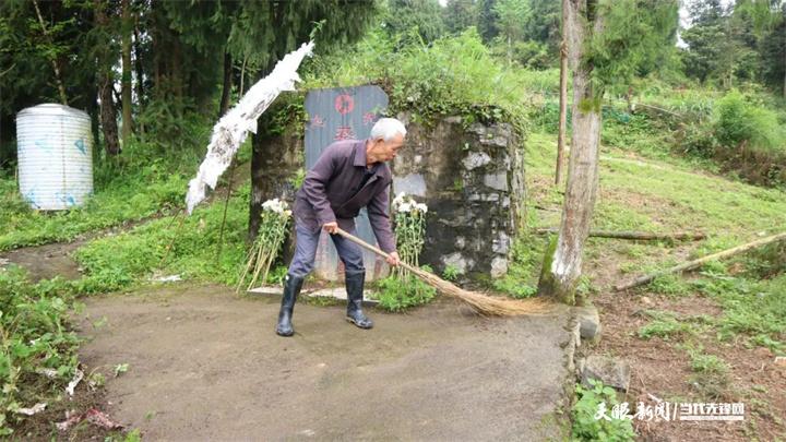 70载相邻 50年守护！万山大榜村村民刘泽东的守墓人生