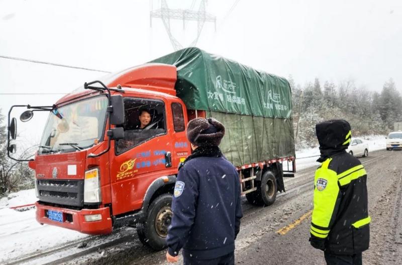 风雪里，贵州公安的守护“不打烊”